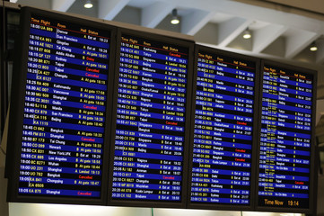 Informatiebord met vluchtschema op een luchthaven