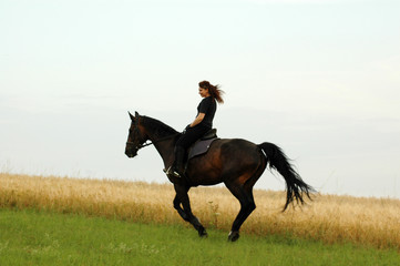 .A horsewoman gallops on a horse.