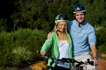 Naklejka premium A young couple on bicycles in the countryside