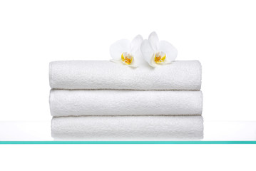 Fototapeta na wymiar Ręczniki z białych orchidei na szkle