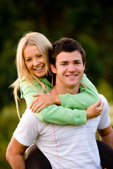 Obraz premium A young couple outside in the countryside