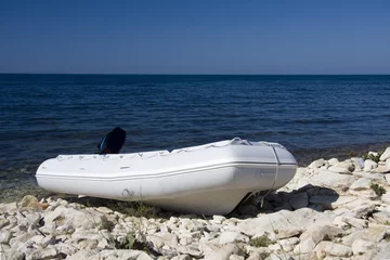 Tafelkleed opblaasbare boot aan de zeekust © zavgsg