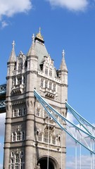 Fototapeta na wymiar Un des deux tours de Tower Bridge