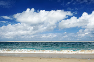 Paysage mer avec ciel bleu et nuages