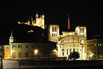 Fototapeta na wymiar Francja, Lyon; nocy widok katedry w Saint John
