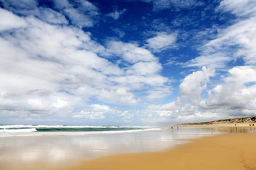 Fototapeta na wymiar Paysage mer avec ciel bleu et nuages