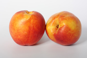 Fototapeta na wymiar Dwa nektaryny owoce