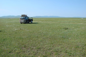 Voiture 4x4 dans la steppe, yoyage aventure en Mongolie