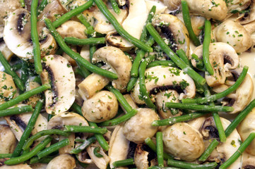 geschnittene Champignons und frische Prinzessbohnen