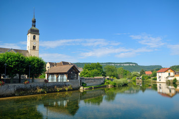 Fototapeta na wymiar Piękne miasteczko w Loue rzeka we Francji