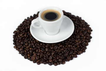 Fototapeta premium a cup of coffee on top of coffee beans