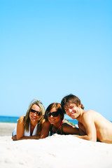 Fototapeta premium Young attractive friends enjoying together the summer beach