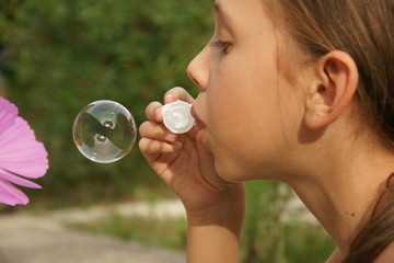 enfant qui fait des bulles
