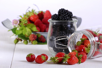 Rohe Beeren in Einweckgläsern