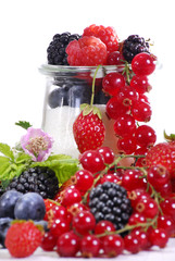 Rohe Beeren mit Marmeladenglas