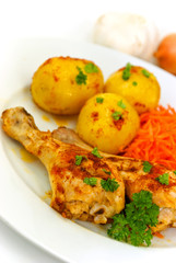 Hähnchen-Keule,gebraten mit Bratkartoffeln,Salat