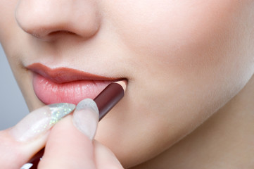 make up, applying lips liner