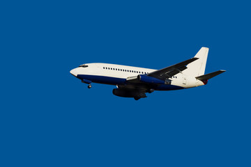 Fototapeta na wymiar samolot pasażerski w locie jasne biegu błękitne niebo dół lądowania