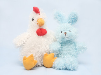 Poule et lapin en peluche