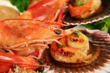 Fresh seafood platter of cooked shrimps and scallops