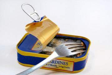 Boîte de sardines et fourchette