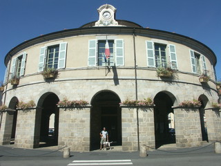 la mairie circulaire d'Ambert