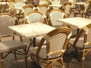 Terrasse de café ensoleillée