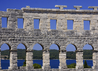 anfiteatro de Pula sobre el adriatico