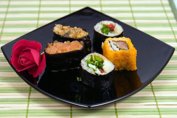Plate from a susi and roll with rose