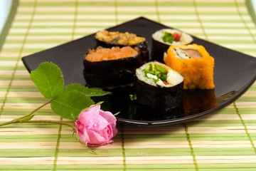Plate from a susi and roll with rose