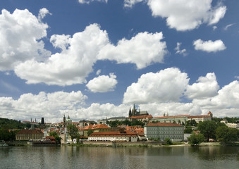 Obraz premium summer view to Prague castle