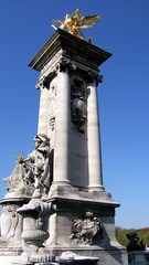Fototapeta na wymiar Statue sur le Pont Alexandre 3