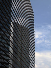 Fototapeta na wymiar Immeuble moderne avec reflet