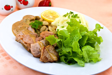 medaillons mit pilz-rahmsosse