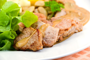 medaillons mit pilz-rahmsosse