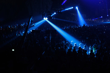 Fototapeta na wymiar niebieski reflektor na koncercie