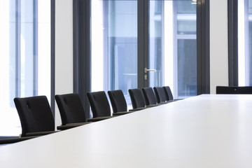 Konferenzraum mit schwarzen Stühlen