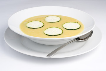 plato de puré de calabacín con rodajas aisladas en blanco