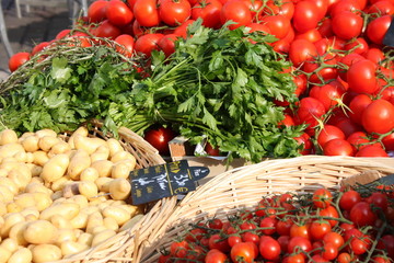 Etale du marché à Grenoble, halle Sainte Claire