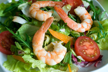 Prawn salad with mixed greens, peppers and shrimp