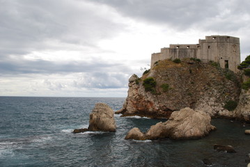 Fototapeta na wymiar Le fort qui surveille Dubrovnik