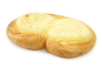 Vanillepuddingteilchen auf helllem Hintergrund