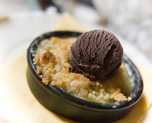 crumble aux pommes et sa glace au chocolat