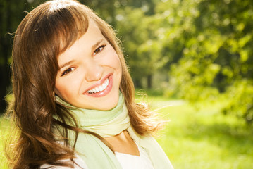 Naklejka premium Beautiful romantic brunette close-up portrait