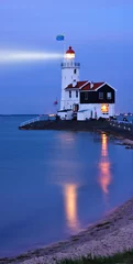 Photo sur Plexiglas Phare illuminated lighthouse in twilight