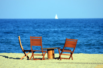 Chaises et table sur la plage