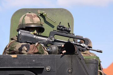 Soldat im Panzer mit Waffe