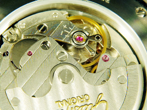 Armbanduhr Blick durch Glasboden ins Automatikwerk