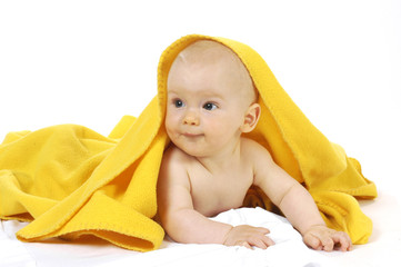 Kleines hübsches Baby in gelber Decke