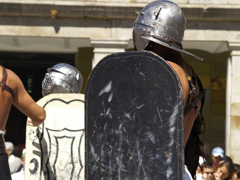 gladiadores proteguidos a punto de luchar